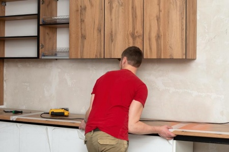 Travailler avec un menuisier pour votre agencement, les étapes essentielles